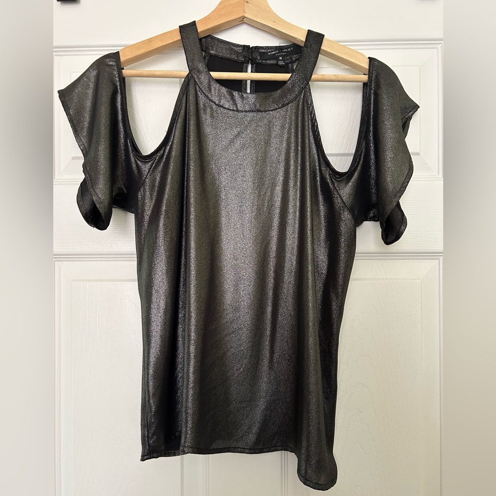 Romeo + Juliet Couture Cold Shoulder Top
